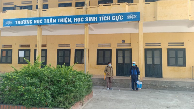 Trường Tiểu học Kiêu Kỵ phun thuốc khử khuẩn toàn trường để phòng chống dịch bệnh Covid-19